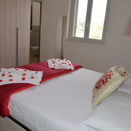 Lara Santola コラート