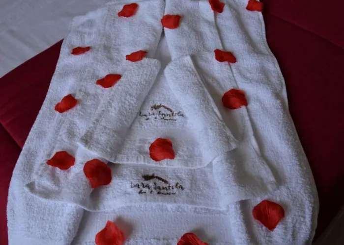 Lara Santola Couette-café 3*