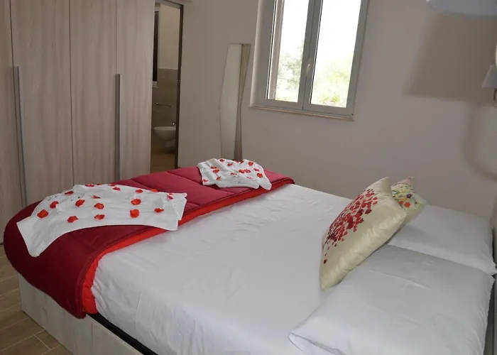 Lara Santola Κοράτο